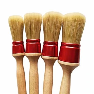 ¿Se puede usar un cepillo redondo de cerdas para peinar el cabello corto?